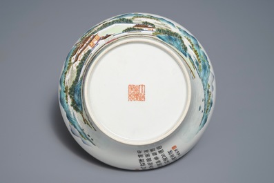 Een Chinese famille rose kom met landschapsdecor, Jiaqing merk, 20e eeuw