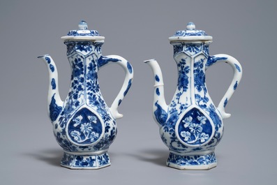 Een paar Chinese blauwwitte dekselkannen met floraal decor, Kangxi