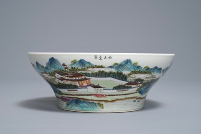 Een Chinese famille rose kom met landschapsdecor, Jiaqing merk, 20e eeuw