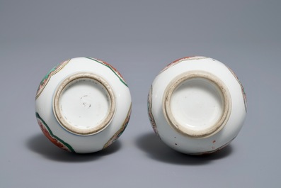 Een paar Chinese famille verte sprinkelaars met floraal decor, Kangxi