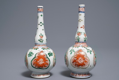 Een paar Chinese famille verte sprinkelaars met floraal decor, Kangxi
