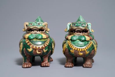 Een paar Chinese sancai wierookbranders in de vorm van Boeddhistische leeuwen, 20e eeuw