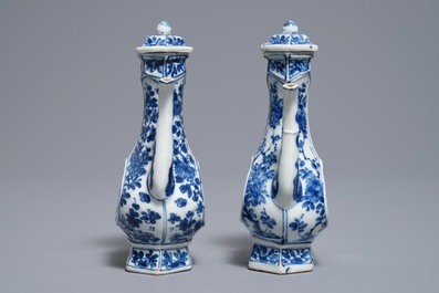 Een paar Chinese blauwwitte dekselkannen met floraal decor, Kangxi