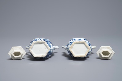 Een paar Chinese blauwwitte dekselkannen met floraal decor, Kangxi
