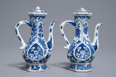 Een paar Chinese blauwwitte dekselkannen met floraal decor, Kangxi