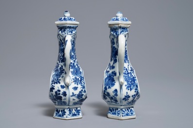 Een paar Chinese blauwwitte dekselkannen met floraal decor, Kangxi