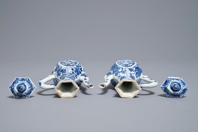 Een paar Chinese blauwwitte dekselkannen met floraal decor, Kangxi