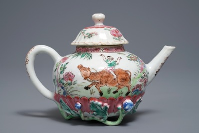 Een Chinese famille rose theepot en deksel met bloemen en takken in reli&euml;f, Yongzheng