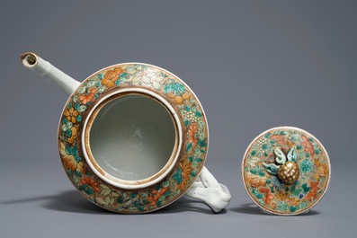 Een Chinese famille rose 'Wu Shuang Pu' theepot, 19e eeuw