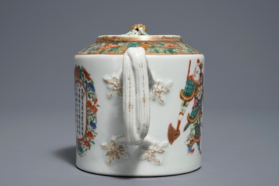 Een Chinese famille rose 'Wu Shuang Pu' theepot, 19e eeuw