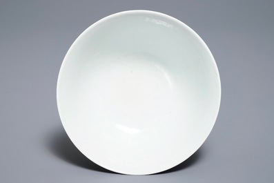 Een Chinese monochrome leverrode kom, Daoguang zegelmerk, 19/20e eeuw
