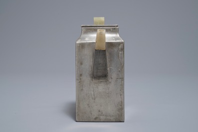 Une thei&egrave;re en gr&egrave;s de Yixing, &eacute;tain grav&eacute; et jade, Chine, 19&egrave;me