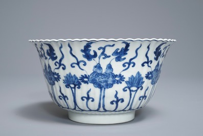 Een Chinese blauwwitte gelobde kom, Kangxi