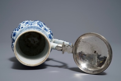 Une verseuse en porcelaine de Chine bleu et blanc au couvercle en argent, Kangxi