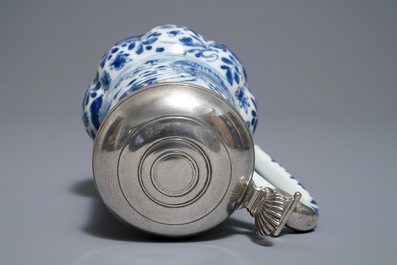 Une verseuse en porcelaine de Chine bleu et blanc au couvercle en argent, Kangxi