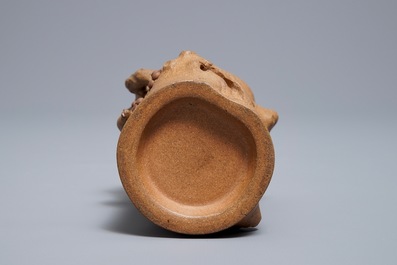 Een Chinese Yixing steengoed penselenbeker met reli&euml;fdecor, Maolin merk, 18/19e eeuw