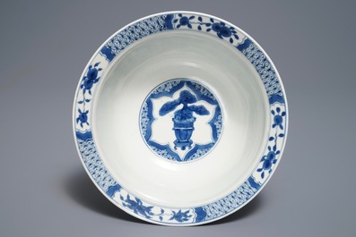 Een Chinese blauwwitte klapmutskom met figuren, Chenghua merk, Kangxi
