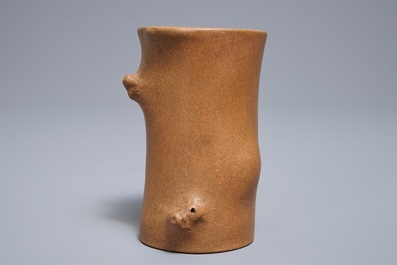 Een Chinese Yixing steengoed penselenbeker met reli&euml;fdecor, Maolin merk, 18/19e eeuw