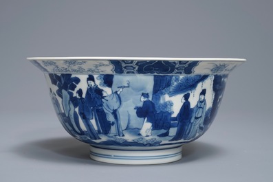 Een Chinese blauwwitte klapmutskom met figuren, Chenghua merk, Kangxi