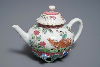 Een Chinese famille rose theepot en deksel met bloemen en takken in reli&euml;f, Yongzheng
