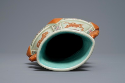 Een Chinese famille rose vaas met celadon fond, Qianlong merk, 19e eeuw