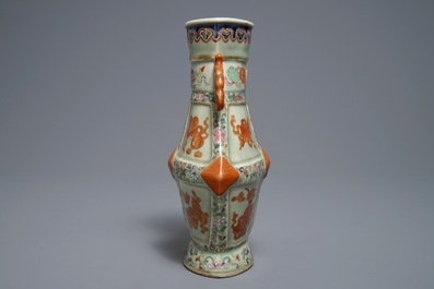 Een Chinese famille rose vaas met celadon fond, Qianlong merk, 19e eeuw