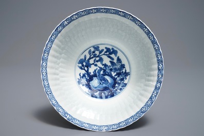 Een Chinese blauwwitte gelobde kom, Kangxi