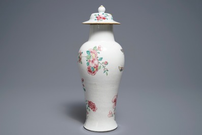 Un vase couvert en porcelaine de Chine famille rose &agrave; d&eacute;cor de papillons, Yongzheng