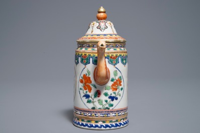 Une cafeti&egrave;re couverte en porcelaine de Chine famille rose &agrave; d&eacute;cor d'Europ&eacute;ens, Yongzheng