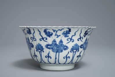 Een Chinese blauwwitte gelobde kom, Kangxi