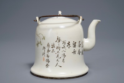 A Chinese qianjiang cai teapot and cover, 19/20th C.