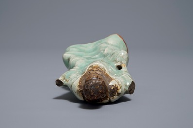 Une figure de Zhenwu en biscuit et porcelaine c&eacute;ladon de Longquan, Chine, Ming