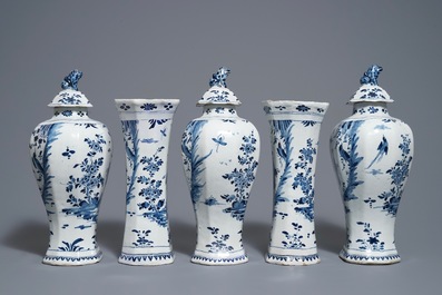 Een blauwwit Delfts vijfdelig kaststel met chinoiserie decor, 1e helft 18e eeuw