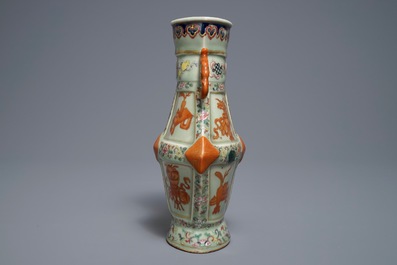 Een Chinese famille rose vaas met celadon fond, Qianlong merk, 19e eeuw