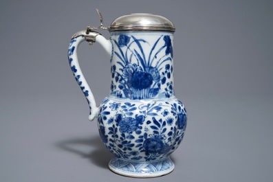 Une verseuse en porcelaine de Chine bleu et blanc au couvercle en argent, Kangxi