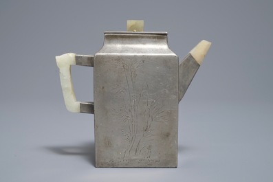 Une thei&egrave;re en gr&egrave;s de Yixing, &eacute;tain grav&eacute; et jade, Chine, 19&egrave;me