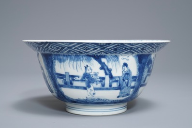 Een Chinese blauwwitte klapmutskom met figuren, Kangxi merk en periode