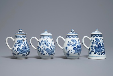 Un ensemble &agrave; &eacute;pices sur pr&eacute;sentoir en porcelaine de Chine bleu et blanc, Qianlong