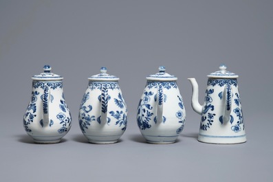 Un ensemble &agrave; &eacute;pices sur pr&eacute;sentoir en porcelaine de Chine bleu et blanc, Qianlong