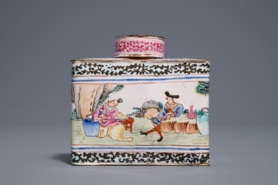 Une bo&icirc;te &agrave; th&eacute; couverte en &eacute;maux de Canton, Qianlong