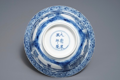 Een Chinese blauwwitte klapmutskom met figuren, Kangxi merk en periode