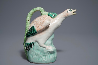 A Chinese famille verte duck-shaped ewer and cover, 18/19th C.