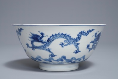 Een Chinese blauwwitte kom met draken, Kangxi merk en periode