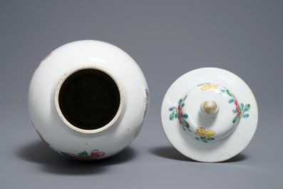 Un vase couvert en porcelaine de Chine famille rose &agrave; d&eacute;cor de papillons, Yongzheng