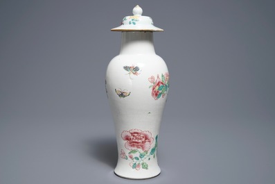 Un vase couvert en porcelaine de Chine famille rose &agrave; d&eacute;cor de papillons, Yongzheng