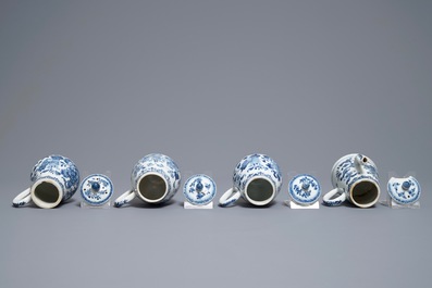 Un ensemble &agrave; &eacute;pices sur pr&eacute;sentoir en porcelaine de Chine bleu et blanc, Qianlong