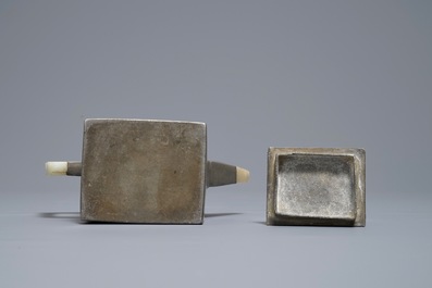 Une thei&egrave;re en gr&egrave;s de Yixing, &eacute;tain grav&eacute; et jade, Chine, 19&egrave;me