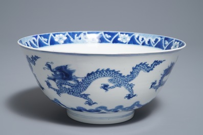 Een Chinese blauwwitte kom met draken, Kangxi merk en periode
