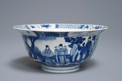 Een Chinese blauwwitte klapmutskom met figuren, Chenghua merk, Kangxi