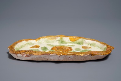 Un plat en forme de lotus en gr&egrave;s &eacute;maill&eacute; sancai, Chine, Liao